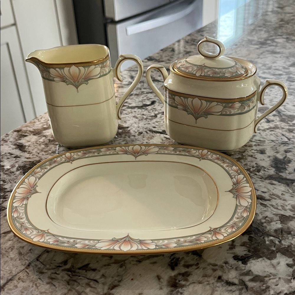 Noritake Barrymore sugar and creamer with tray. - Picture 2 of 2